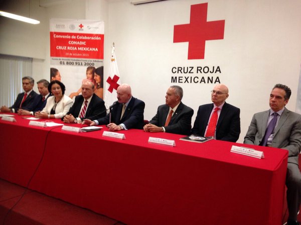 Mondragón y Kalb acudió a la firma de un convenio de colaboración con la Cruz Roja Mexicana.