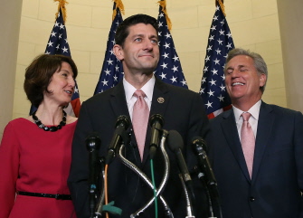 Paul Ryan (c) habla con la prensa una vez designado, entre Kevin McCarthy (d), líder de la mayoría republicana, y Cathy McMorris Rodgers 
