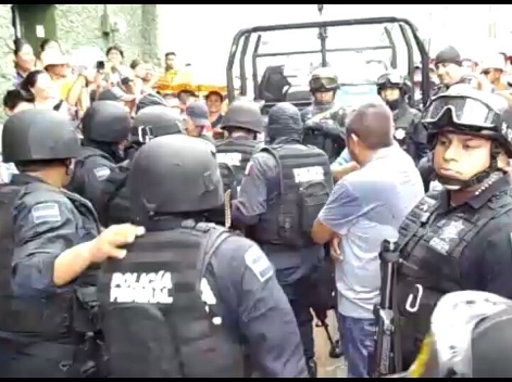 Policías Federales llegaron al ejido de Carrizalillo e intentaron llevarse a varias personas, por lo que el pueblo se organizó e impidió que se los ll