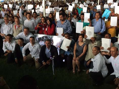 La titular de Sedatu, Rosario Robles entregó unas cinco mil 500 escrituras y documentos para brindar certeza jurídica.