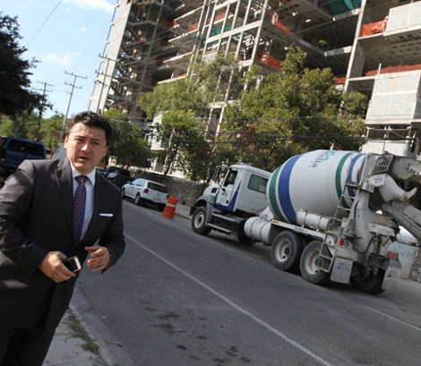 El abogado de los vecinos, Federico Fernández, realizó un recorrido por afuera de la obra y constató que continúan los trabajos.