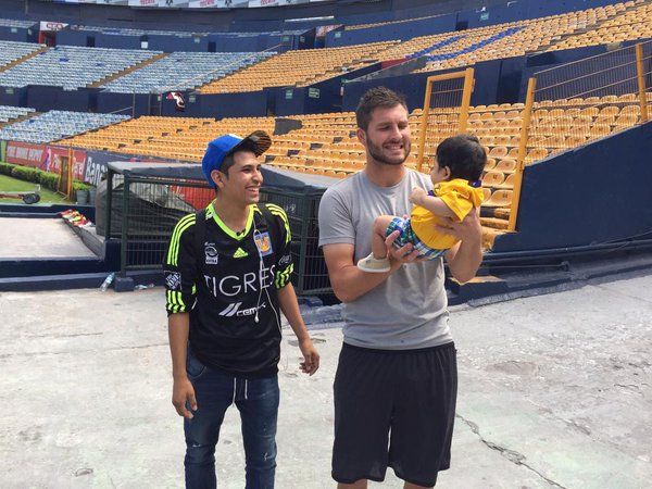 André-Pierre Gignac cargando a su 'tocayo'
