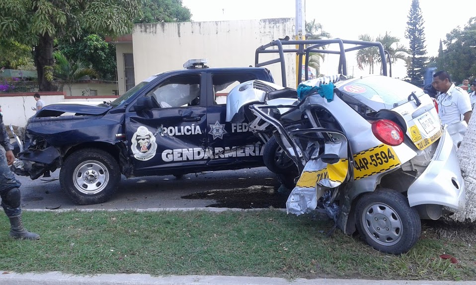 Choque entre taxista y unidad de la Gendarmería Nacional.
