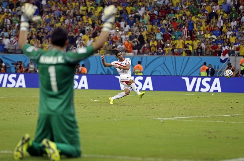 Keylor Navas reza en un partido 
