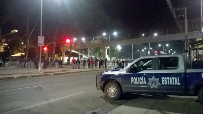 Hasta las 2 de la mañana los docentes se negaban a retirarse de su plantón y cerco a la sede del IEEPO, que cumplía 56 horas.