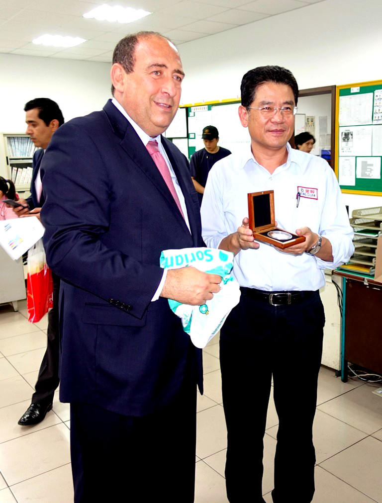 Rubén Moreira Valdez, gobernador de Coahuila, en su gira de promoción por Asia.