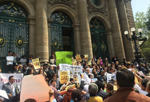 Simpatizantes de Morena se manifestaron frente a la Asamblea Legislativa del Distrito Federal, en demanda de una distribución "equitativa" de las comi