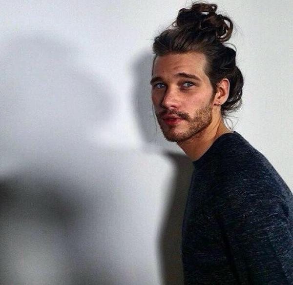 Un man bun en todo su esplendor 