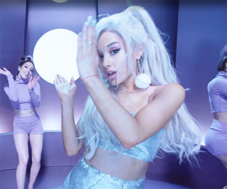 Ariana bailando en su nuevo video. 