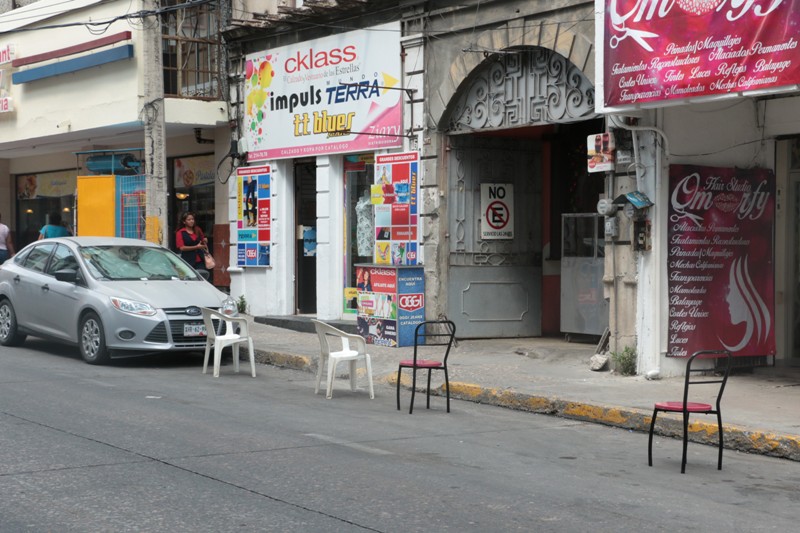 Comerciantes ponen obstáculos para que no se estacionen vehículos.