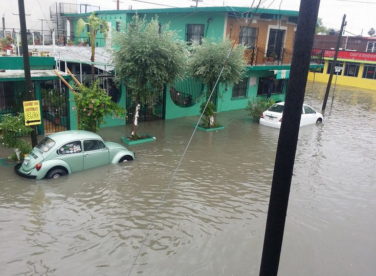 El agua alcanzó las puertas de los coches.