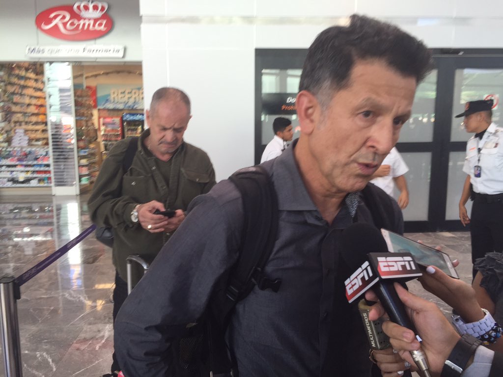 Juan Carlos Osorio en el aeropuerto de Tijuana