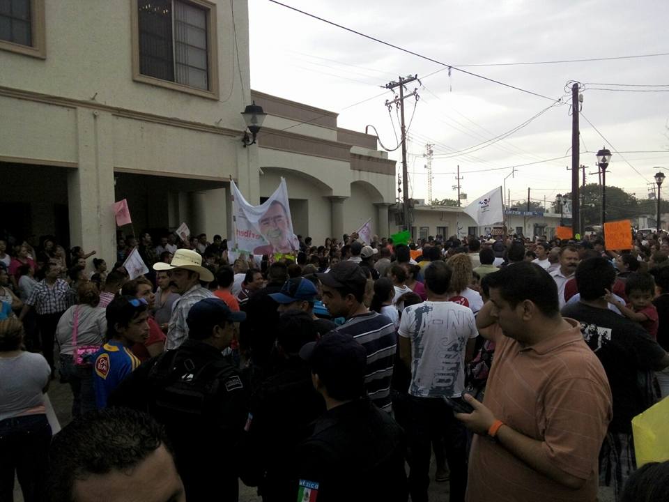 Los seguidores de ambos alcaldes se golpearon e insultaron. 