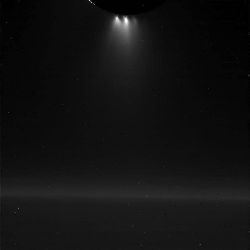 La NASA publicó dos fotografías en las que Encélado sale iluminado por el brillo de Saturno.