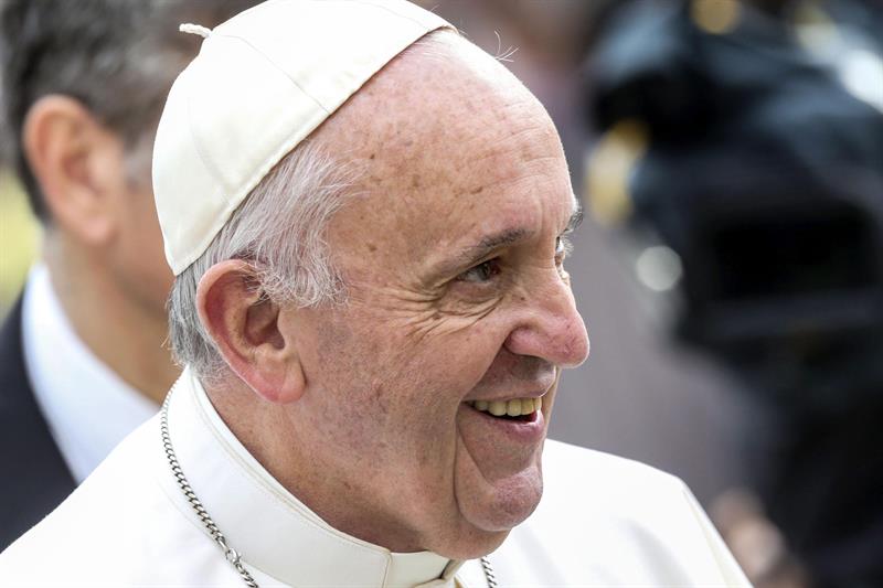 El papa Francisco sonríe a su llegada a la audiencia general de los miércoles esta semana en la plaza de San Pedro del Vaticano 