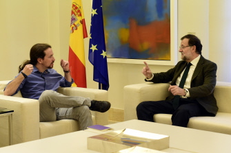 El presidente del gobierno español, Mariano Rajoy (d), y el líder de Podemos, Pablo Iglesias (i), durante su entrevista de hoy