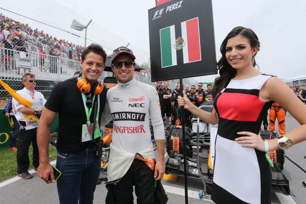 'Chicharito' y 'Checo', durante un Gran Premio 