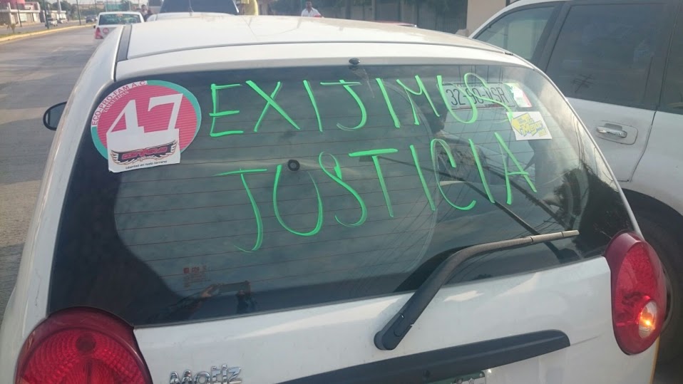 Los compañeros del taxista pintaron leyendas de "Exigimos justicia" en las unidades.