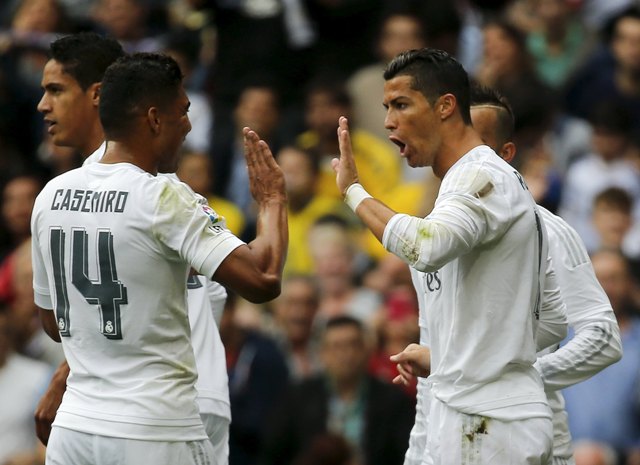 Cristiano Ronaldo celebra su gol con sus compañeros.