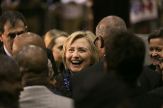Hillary Clinton es felicitada por seguidores tras su intervención en el lanzamiento de "African Americans For Hillary" en Atlanta, Georgia