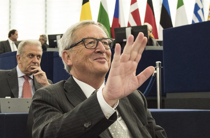 Jean-Claude Juncker sonríe antes de pronunciar un discurso en el pleno del Parlamento Europeo en Estrasburgo, Francia
