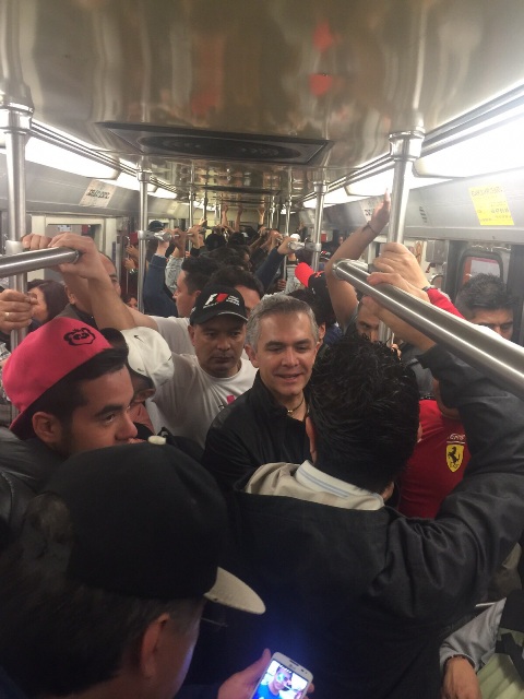El jefe de Gobierno, Miguel Ángel Mancera, viajó en Metro para supervisar el operativo de seguridad que se desplegó por el Gran Premio de México.