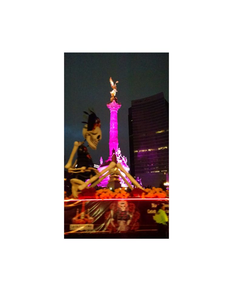 Las calaveras desfilan sobre paseo de la Reforma.