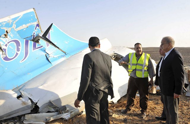 El primer ministro de Egipto, Sherif Ismail, supervisa la zona del accidente.