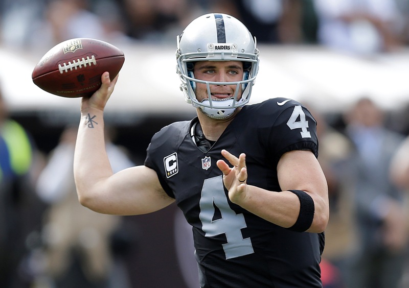  Derek Carr, quarterback de los Reiders de Oakland 