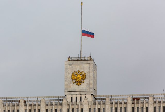 En el edificio de Gobierno de Rusia y en diversas dependencias, las banderas ondean a media asta.