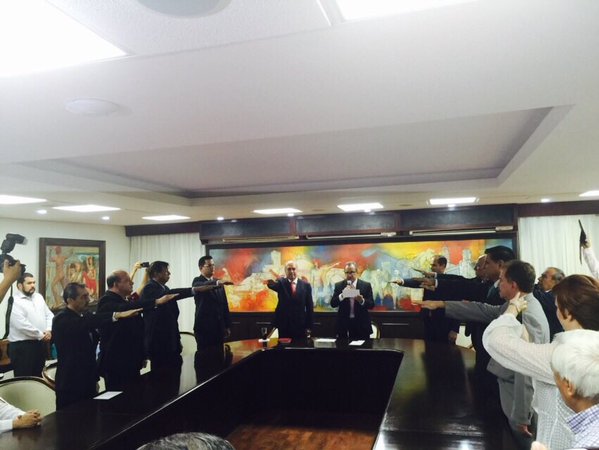 El gobernador interino de Colima, Ramón Pérez, designó a lo primeros integrantes de su gabinete.