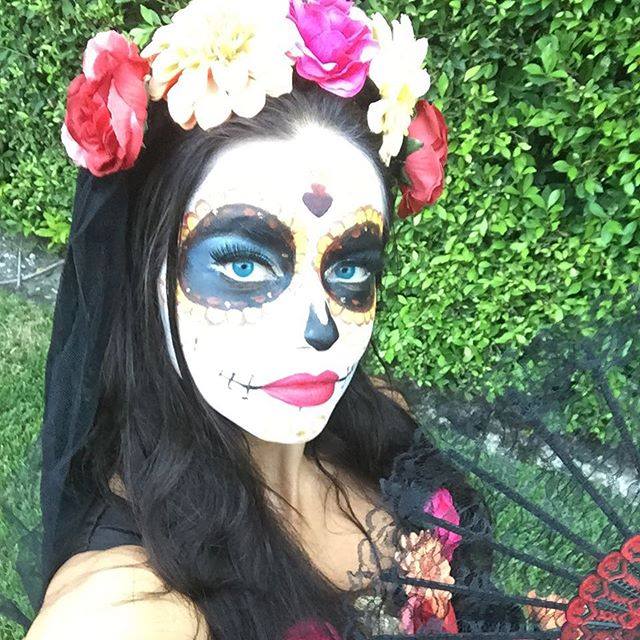 La modelo de Victoria's Secret lució como una catrina en sus redes sociales con su tocado de flores. 