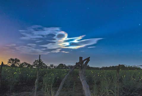 Es una nube con colores que se asemejan a los que podemos encontrar en una mancha de aceite.