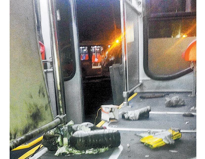 Partes de uno de los artefactos que quedaron en un autobús. 
