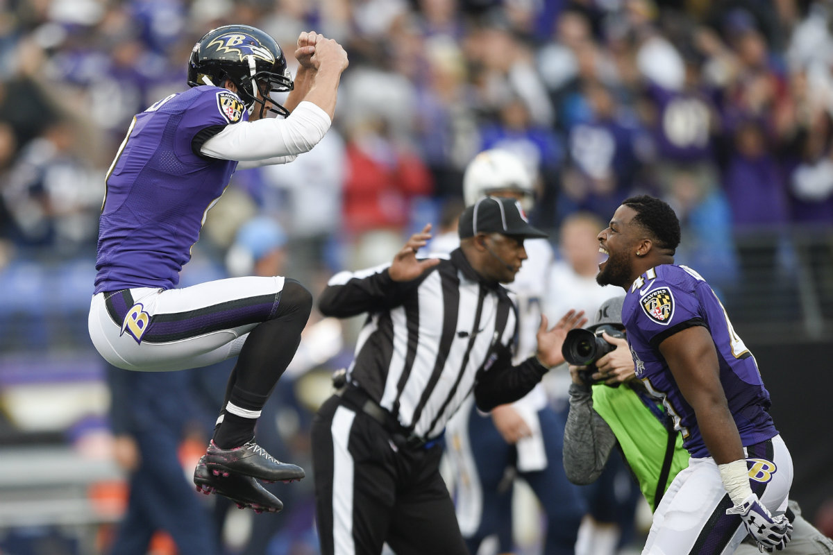 El pateador de los Cuervos, Justin Tucker festeja luego de darle la victoria a su equipo