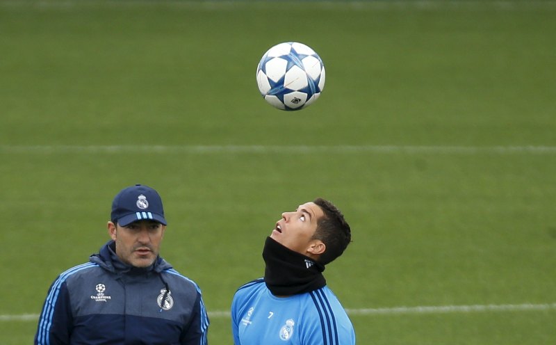 Cristiano Ronaldo domina el balón durante un entrenamiento
