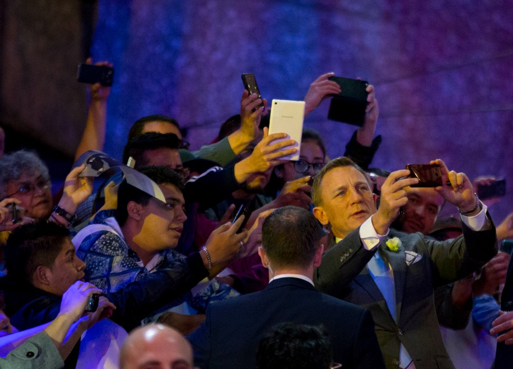 Daniel Craig  se toma una selfie con sus fans mientras camina por la alfombra roja en el Auditorios Nacional.