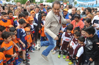 Daniel Scioli juega con un balón entre niños, durante un acto político en Hurlingham, provincia de Buenos Aires