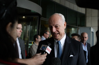 El enviado especial de la ONU para Siria, Staffan de Mistura, habla con los medios a su llegada a la capital siria, Damasco 