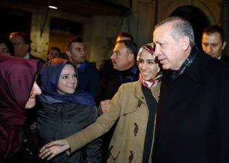 Erdogan (d) y su hija Sumeyye Erdogan (2d) hablan con simpatizantes esta mañana en la mezquita del Sultán Eyup en Estambul