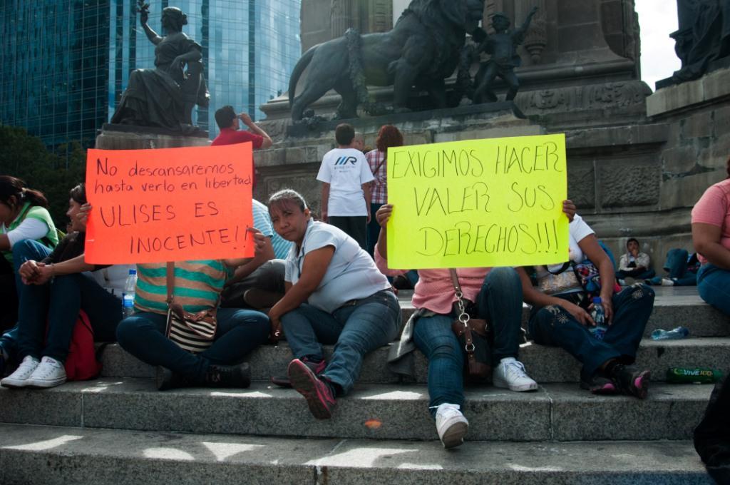 Familiares y amigos del alcalde de Cocula sostienen pancartas en las que piden que sea liberado.