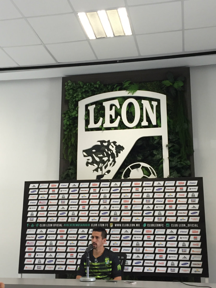 Fernando Navarro en conferencia de prensa 