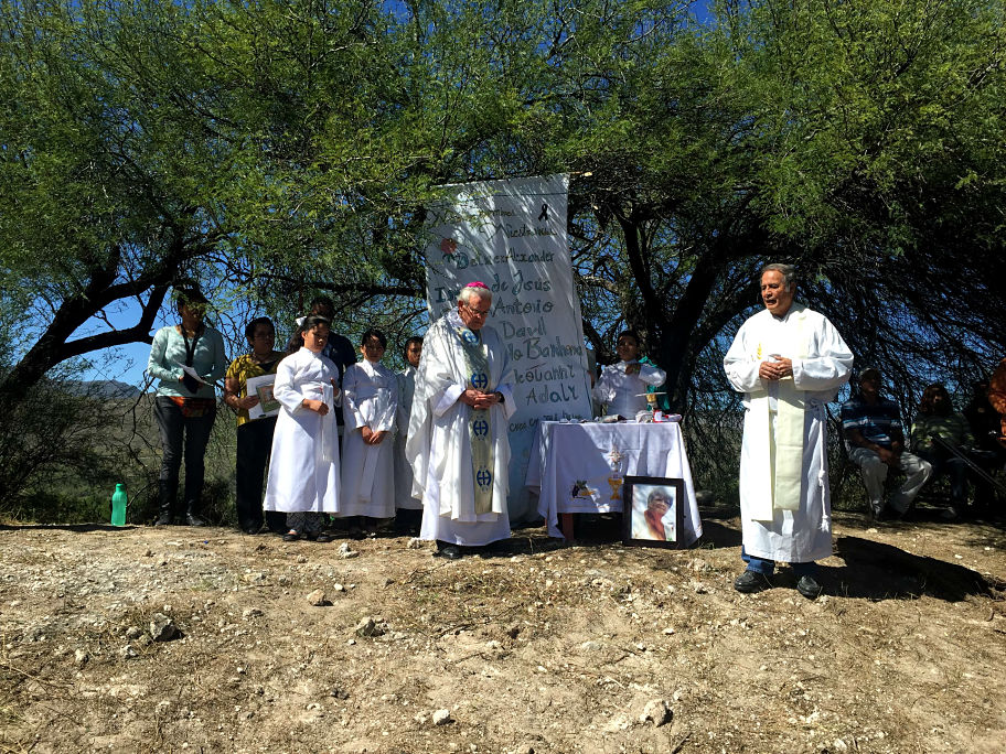 La misa se realizó al pié de las cruces que recuerdan a los asesinados.