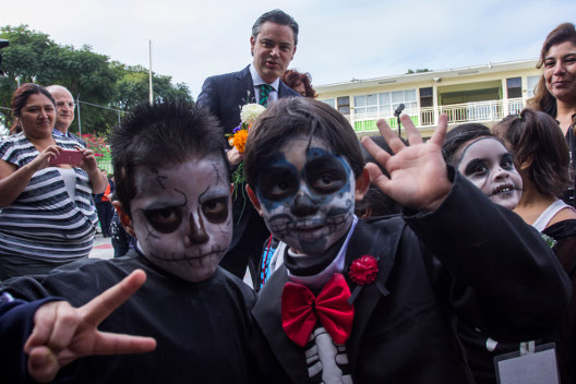 Los niños de la escuela "7 de enero" convivieron con Aurelio Nuño. 