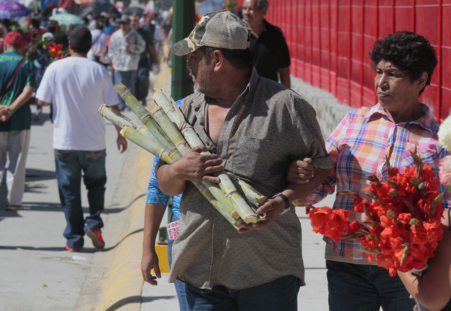 Los rayos del sol y el viento fresco creó el clima ideal para la visita a los panteones más tradicionales de Gómez Palacio con más de cien años de ant