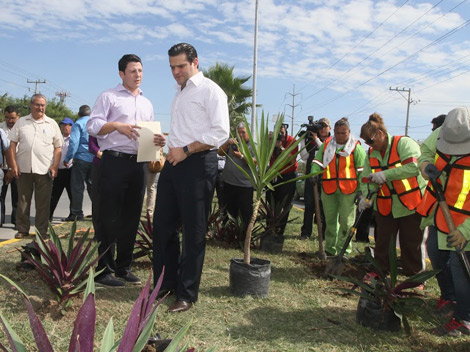 El alcalde Francisco Cienfuegos arrancó este programa en la avenida Eloy Cavazos. 
