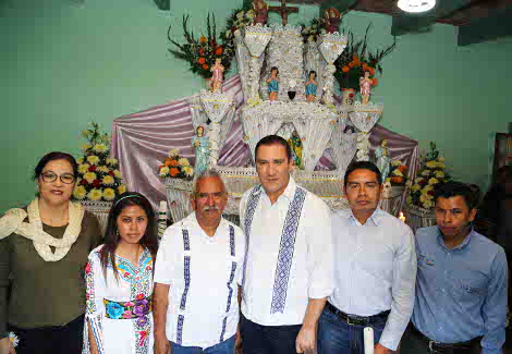 El gobernador durante el recorrido de los altares. 