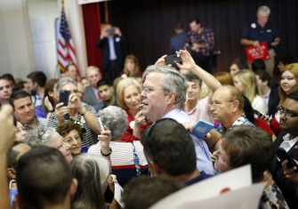 Jeb Bush habla con simpatizantes durante un acto político de su "Jeb Can Fix It" Tour en el Tampa Garden Club, de Tampa, Florida