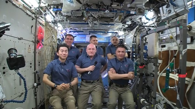 Kimiya Yui, el comandante Scott Kelly, Kjell Lindgren,Sergey Volkov, Oleg Kononenko y Mikhail Kornienko durante la celebración de los 15 años.