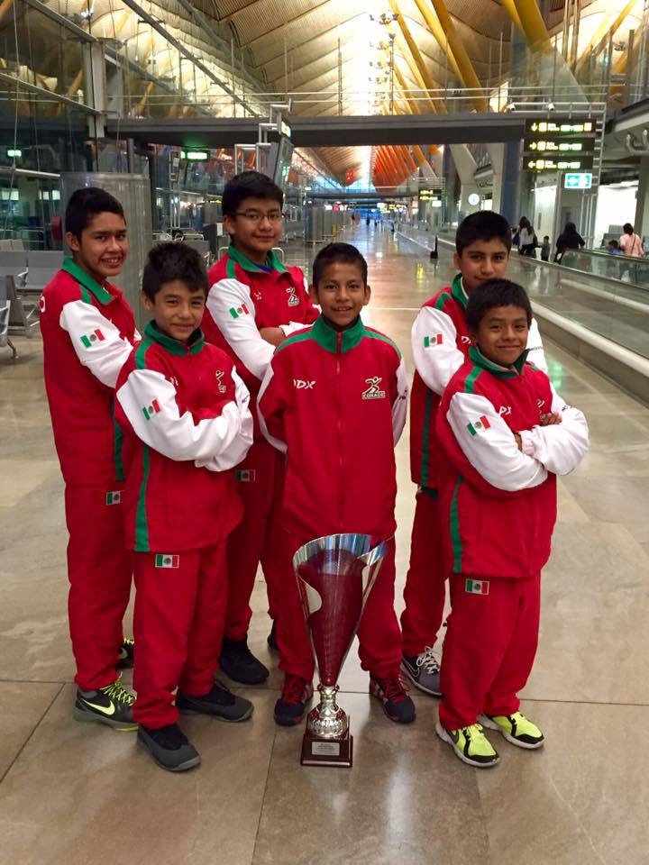Los Niños Triquis con su trofeo 
